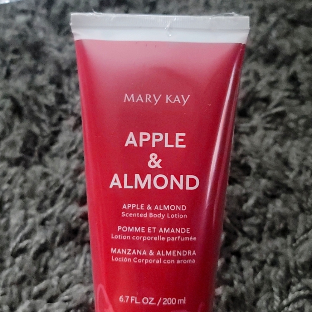 🍎NEW! Mary Kay Apple & Almond Scented Body Lotion🍎